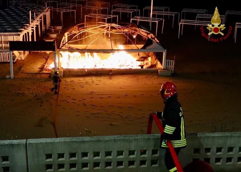 Campo di Mare, incendio in uno stabilimento balneare: distrutto un ...
